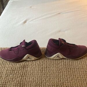 Women’s Maroon  and white size 6.5 Jordans. Great condition. Missing shoe laces.